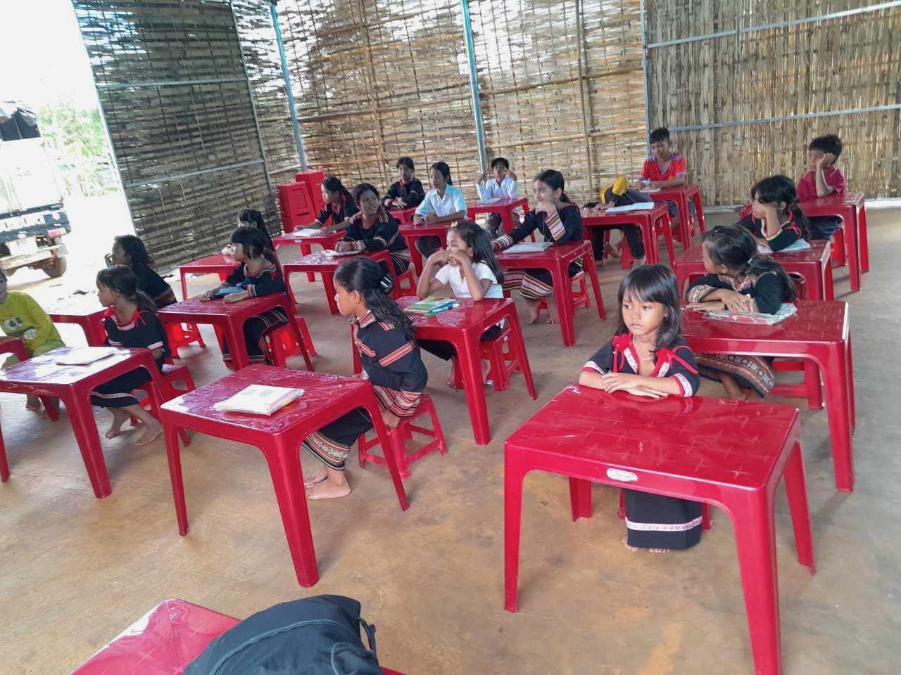 Soutien scolaire et enfants dans une classe rurale au Vietnam